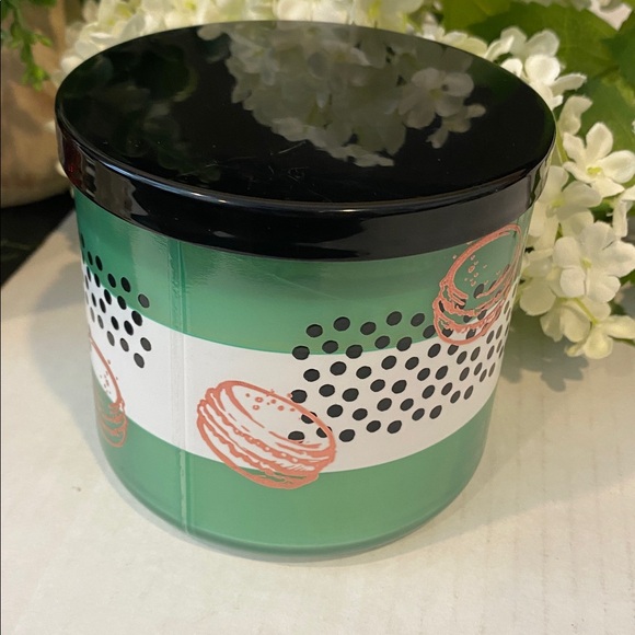 Bath & Body Works Emily In Paris “Macaron Cloud” New 3 Wick Candle - Picture 4 of 6